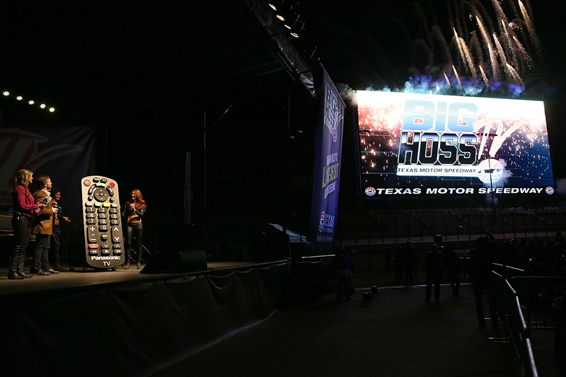 Illustration for article titled World's Largest HDTV Opens At Texas Motor Speedway, Could Fit 9 Alamos